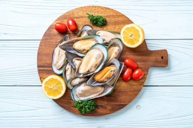 malzemelerle ahşap tahta üzerinde taze midye