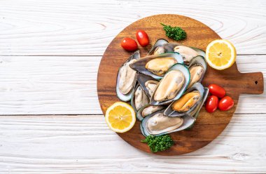 malzemelerle ahşap tahta üzerinde taze midye