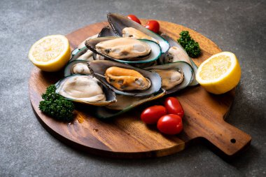 malzemelerle ahşap tahta üzerinde taze midye