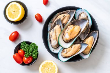 üzerinde siyah kase taze midye