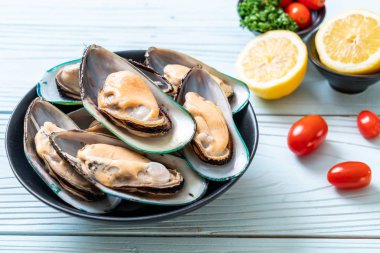 üzerinde siyah kase taze midye