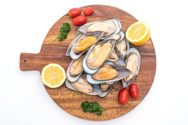 Beyaz arka planda izole edilmiş taze midye