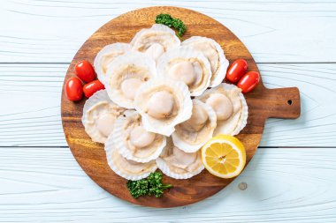 Ahşap tahta üzerinde taze kabuk tarak