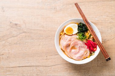 Baharatlı miso udon ramen noodle ile domuz eti - Japon gıda tarzı
