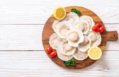 Ahşap tahta üzerinde taze kabuk tarak