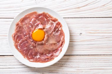 taze dilimlenmiş domuz ham yumurta pişirme veya shabu shabu ve sukiyaki yapma ile
