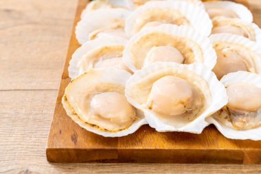 Ahşap tahta üzerinde taze kabuk tarak