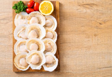 Ahşap tahta üzerinde taze kabuk tarak