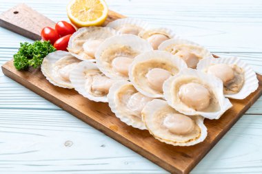 Ahşap tahta üzerinde taze kabuk tarak