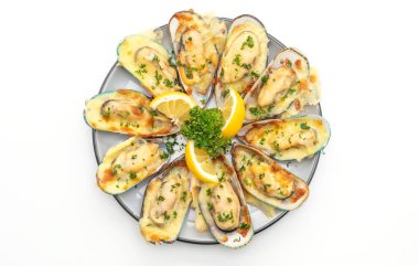 Beyaz arka plan üzerinde izole peynir pişmiş taze midye