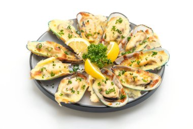 Beyaz arka plan üzerinde izole peynir pişmiş taze midye