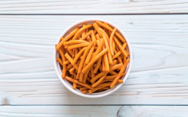 bir kapta tuz sopa bisküvi