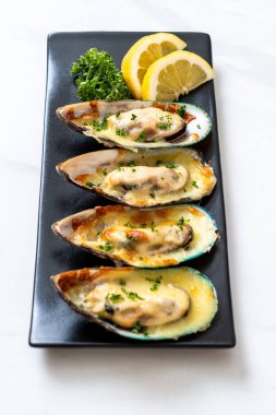 Peynirli taze midye.