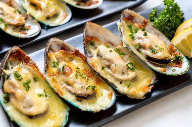 Peynirli taze midye.