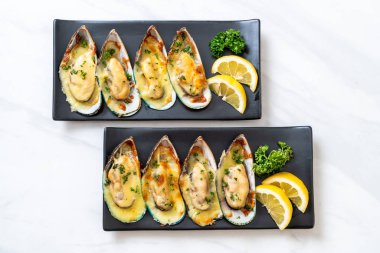 Peynirli taze midye.