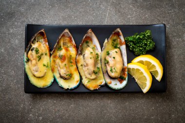 Peynirli taze midye.