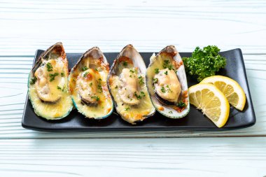 Peynirli taze midye.