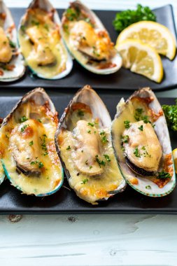 Peynirli taze midye.