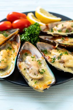 Peynirli taze midye.