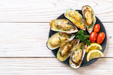 Peynirli taze midye.