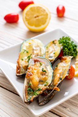 Peynirli taze midye.