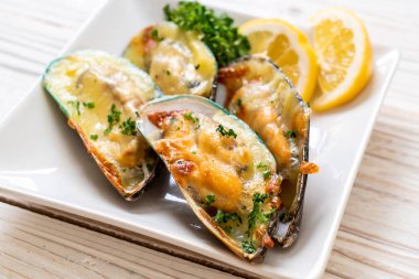 Peynirli taze midye.