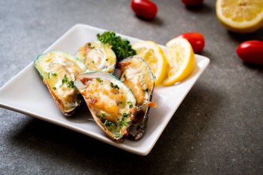 Peynirli taze midye.