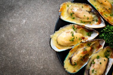 Peynirli taze midye.