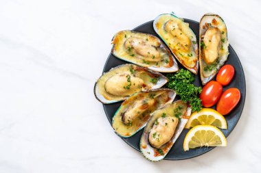 Peynirli taze midye.