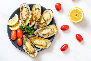 Peynirli taze midye.