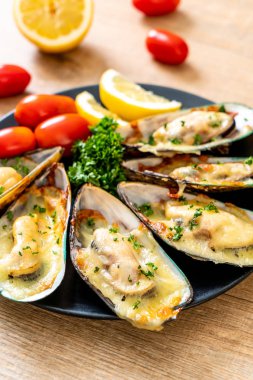 Peynirli taze midye.