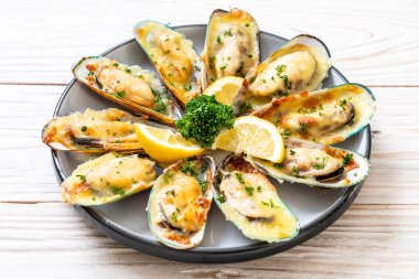 Peynirli taze midye.