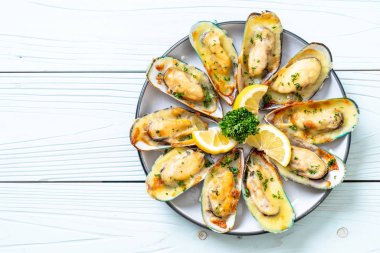 Peynirli taze midye.