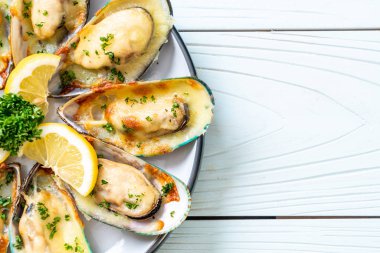 Peynirli taze midye.