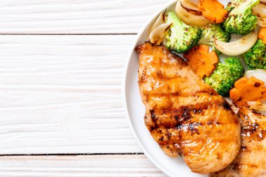 çukurunu tavuk göğsü biftek sebze (brokoli, havuç, soğan ile)