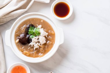 Yengeç kase kırmızı et suyu çorbası kızarmış balık Maw