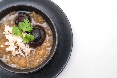 Yengeç beyaz arka plan üzerinde izole kase kırmızı et suyu çorbası kızarmış balık Maw