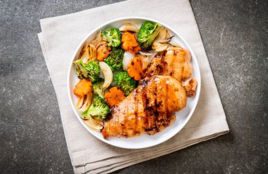 çukurunu tavuk göğsü biftek sebze (brokoli, havuç, soğan ile)