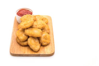 Beyaz arka plan üzerinde izole soslu tavuk nuggets