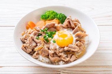 Donburi, domuz eti Pilav kasesi onsen yumurta ve sebze - Japon gıda tarzı