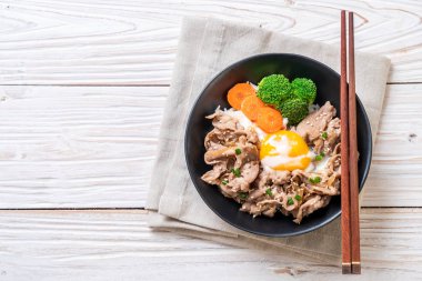 Donburi, domuz eti Pilav kasesi onsen yumurta ve sebze - Japon gıda tarzı