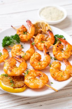 Limon - deniz ürünleri tarzı ile ızgara kaplan karides şiş