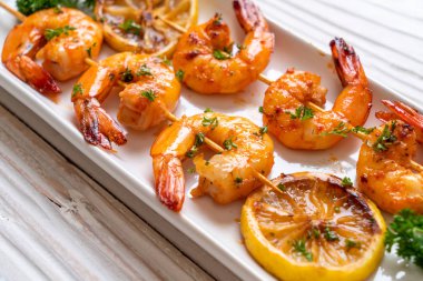 Limon - deniz ürünleri tarzı ile ızgara kaplan karides şiş