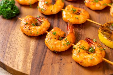 Limon - deniz ürünleri tarzı ile ızgara kaplan karides şiş