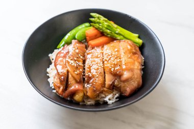 Teriyaki tavuk pilav kasesi - Asya gıda tarzı