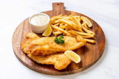 Balık ve patates kızartması. Sağlıksız yiyecekler.