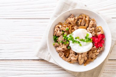 Yumurtalı domuz pirinci kasesi (Donburi) - Japon yemeği tarzı.