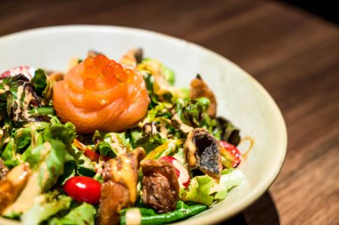 sebze salatası - Japon yemekleri tarzı ile taze Çiğ somon