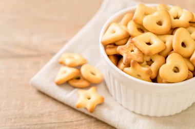 Kahveli bisküvi krakeri.