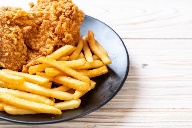 Kızarmış tavuk, patates kızartması ve nugget yemeği. Abur cubur ve sağlıksız yemek.